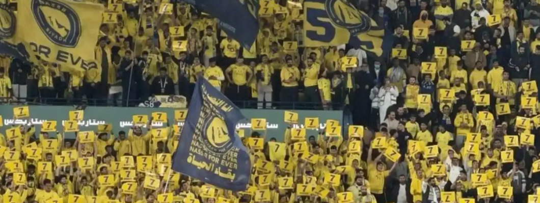 Fans holder opp nummer 7-skilt til støtte for Cristiano Ronaldo