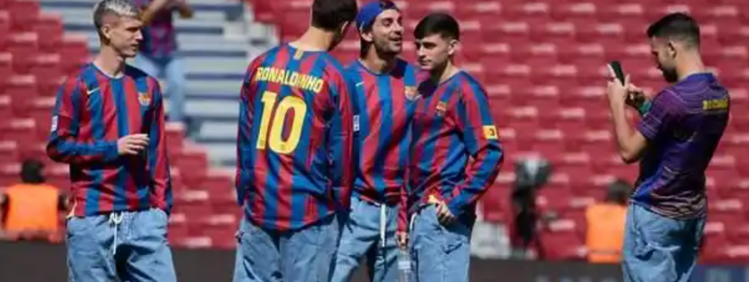 Barcelona-laget tar på seg drakt med nummer 10 for å hylle Ronaldinho