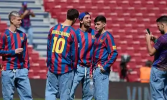 Barcelona-laget tar på seg drakt med nummer 10 for å hylle Ronaldinho