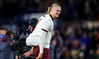 To gullstøvler bundet med mange kjendiser