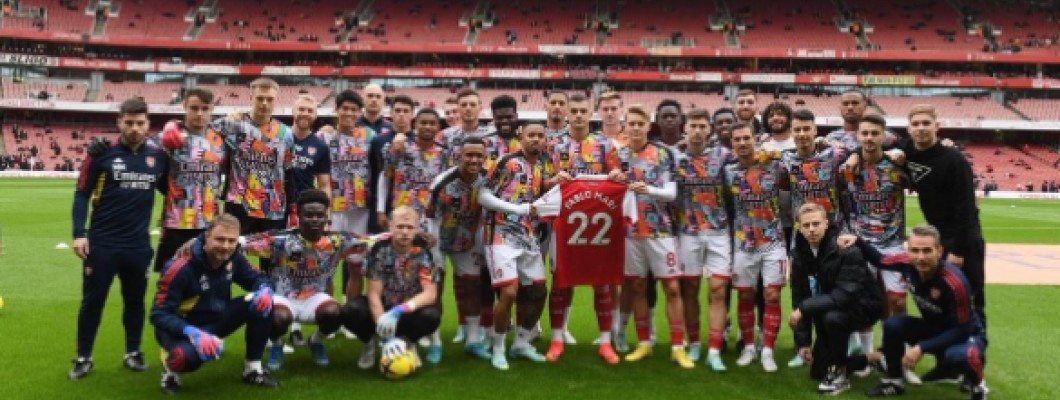 Hjertevarme øyeblikk blant fotballkamerater