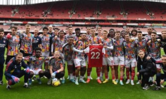 Hjertevarme øyeblikk blant fotballkamerater