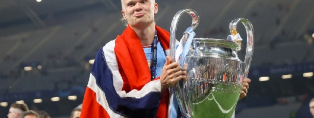 Ta et bilde av å holde Champions League-trofeet