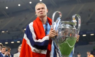 Ta et bilde av å holde Champions League-trofeet